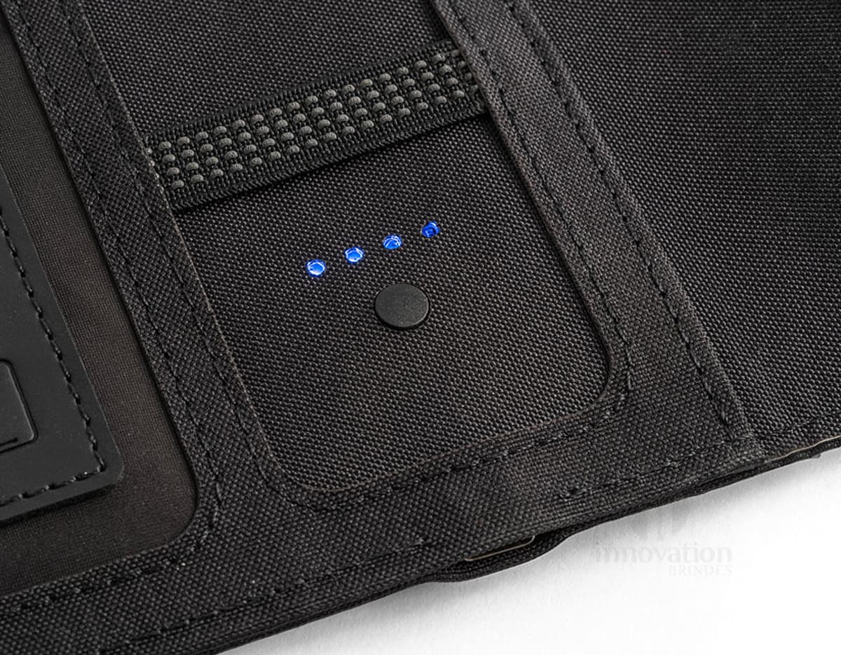Pasta A5 em poliéster reciclado preta, ideal para armazenar dinheiro, documentos, objetos pessoais e tecnológicos. Possui compartimentos para guardar cartões, nota fiscal, crachá e outros pertences. Design moderno e resistente, perfeito para uso no escritório, reuniões de negócios ou no dia a dia.
