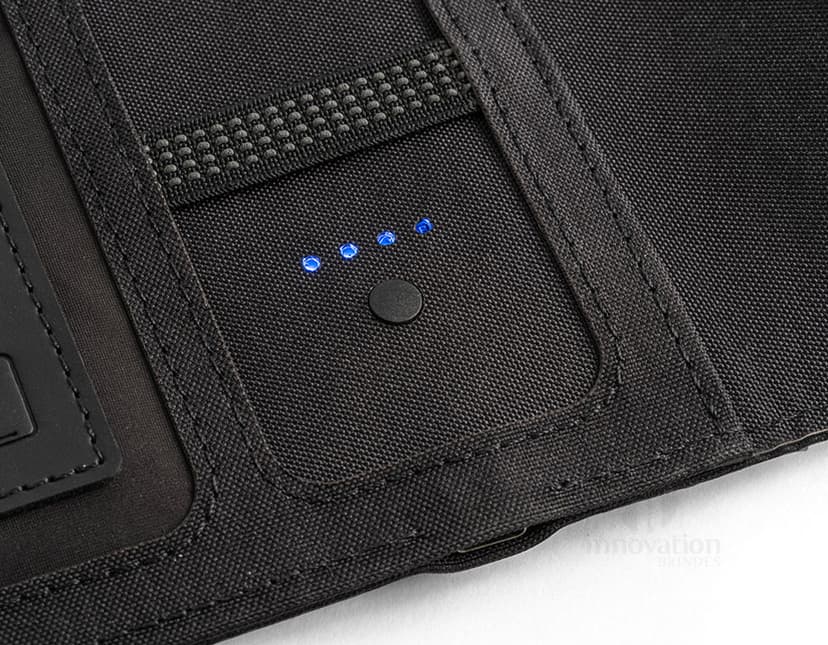 Pasta A5 em poliéster reciclado preta, ideal para armazenar dinheiro, documentos, objetos pessoais e tecnológicos. Possui compartimentos para guardar cartões, nota fiscal, crachá e outros pertences. Design moderno e resistente, perfeito para uso no escritório, reuniões de negócios ou no dia a dia.
