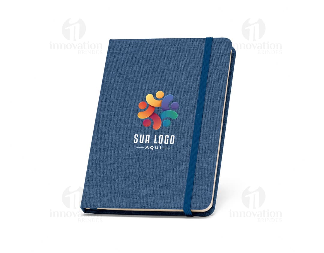 Caderno A5 com capa dura de poliéster reciclado, em uma imagem contendo notebook, wallet, paper, case, book, container, office, business, document, diary, pad, leather, empty, note, note, letter, education, information, writing, text, message, black, old, brown, binder, personal, retro, money, data, reminder, purse, texture, number, finance, shopping, clean, currency, textbook, list, closed, design, vintage, technology, color, computer, notepad, post, card, meeting, security, plastic, cash, memory, passport, hardcover, organizer, disk, notes, old fashioned, key, dollar, backgrounds.