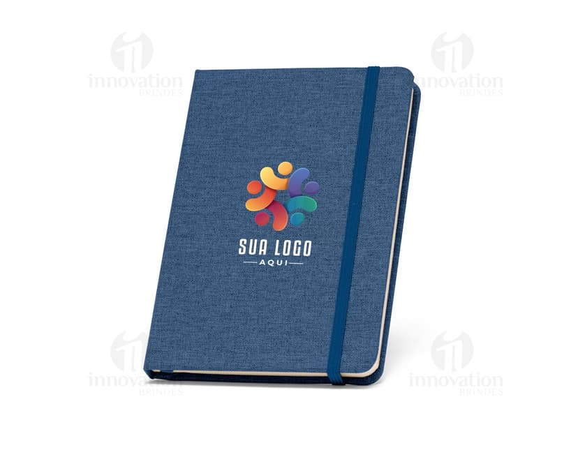 Caderno A5 com capa dura de poliéster reciclado, em uma imagem contendo notebook, wallet, paper, case, book, container, office, business, document, diary, pad, leather, empty, note, note, letter, education, information, writing, text, message, black, old, brown, binder, personal, retro, money, data, reminder, purse, texture, number, finance, shopping, clean, currency, textbook, list, closed, design, vintage, technology, color, computer, notepad, post, card, meeting, security, plastic, cash, memory, passport, hardcover, organizer, disk, notes, old fashioned, key, dollar, backgrounds.