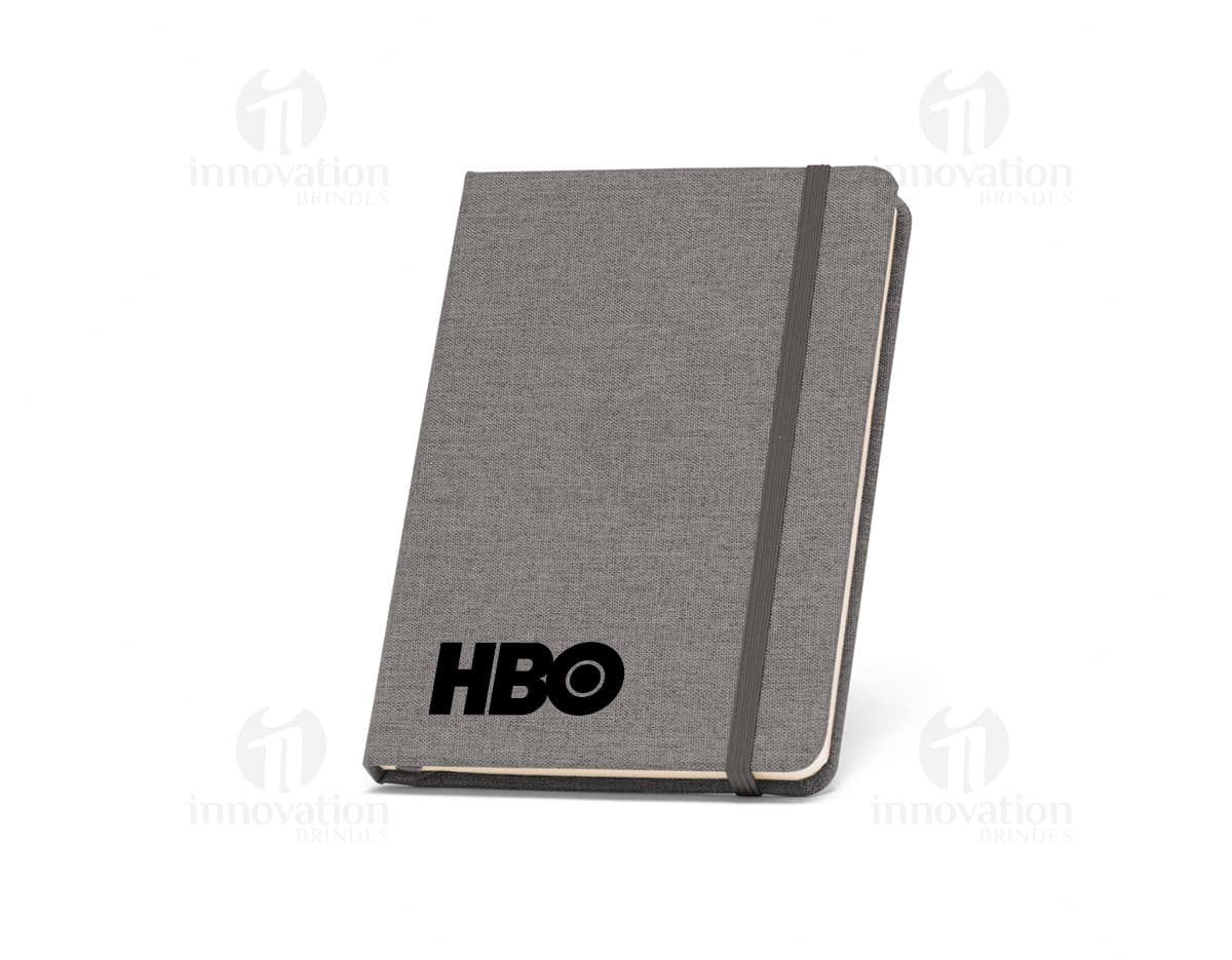 Caderno A5 com capa dura de poliéster reciclado, em uma imagem contendo notebook, wallet, paper, case, book, container, office, business, document, diary, pad, leather, empty, note, note, letter, education, information, writing, text, message, black, old, brown, binder, personal, retro, money, data, reminder, purse, texture, number, finance, shopping, clean, currency, textbook, list, closed, design, vintage, technology, color, computer, notepad, post, card, meeting, security, plastic, cash, memory, passport, hardcover, organizer, disk, notes, old fashioned, key, dollar, backgrounds.