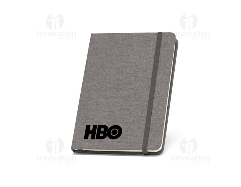 Caderno A5 com capa dura de poliéster reciclado, em uma imagem contendo notebook, wallet, paper, case, book, container, office, business, document, diary, pad, leather, empty, note, note, letter, education, information, writing, text, message, black, old, brown, binder, personal, retro, money, data, reminder, purse, texture, number, finance, shopping, clean, currency, textbook, list, closed, design, vintage, technology, color, computer, notepad, post, card, meeting, security, plastic, cash, memory, passport, hardcover, organizer, disk, notes, old fashioned, key, dollar, backgrounds.