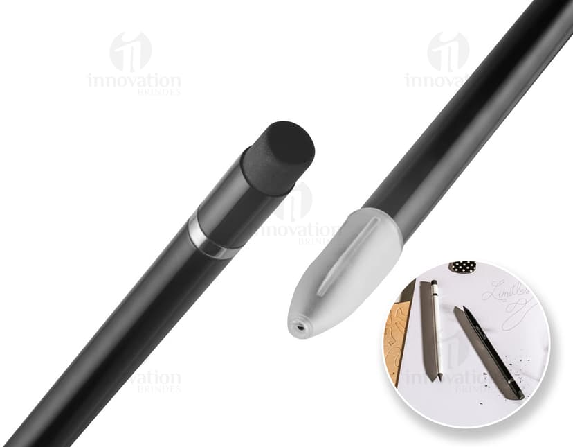 Caneta sem tinta em alumínio sobre papel branco, utilizada como ponteiro e indicador em ambientes de negócios e escritórios. A imagem mostra o equipamento de escrita em close-up, com detalhes em metal prateado e design elegante. Perfeito para escrever, assinar documentos e fazer planos financeiros.