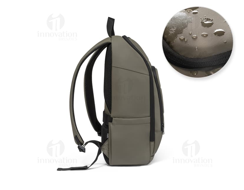 Mochila para notebook em tecido 600D preto, com alças ajustáveis, compartimento acolchoado para notebook e bolsos frontais.