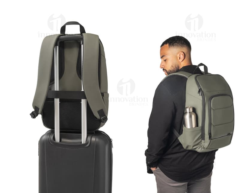 Mochila para notebook em tecido 600D preto, com alças ajustáveis, compartimento acolchoado para notebook e bolsos frontais.