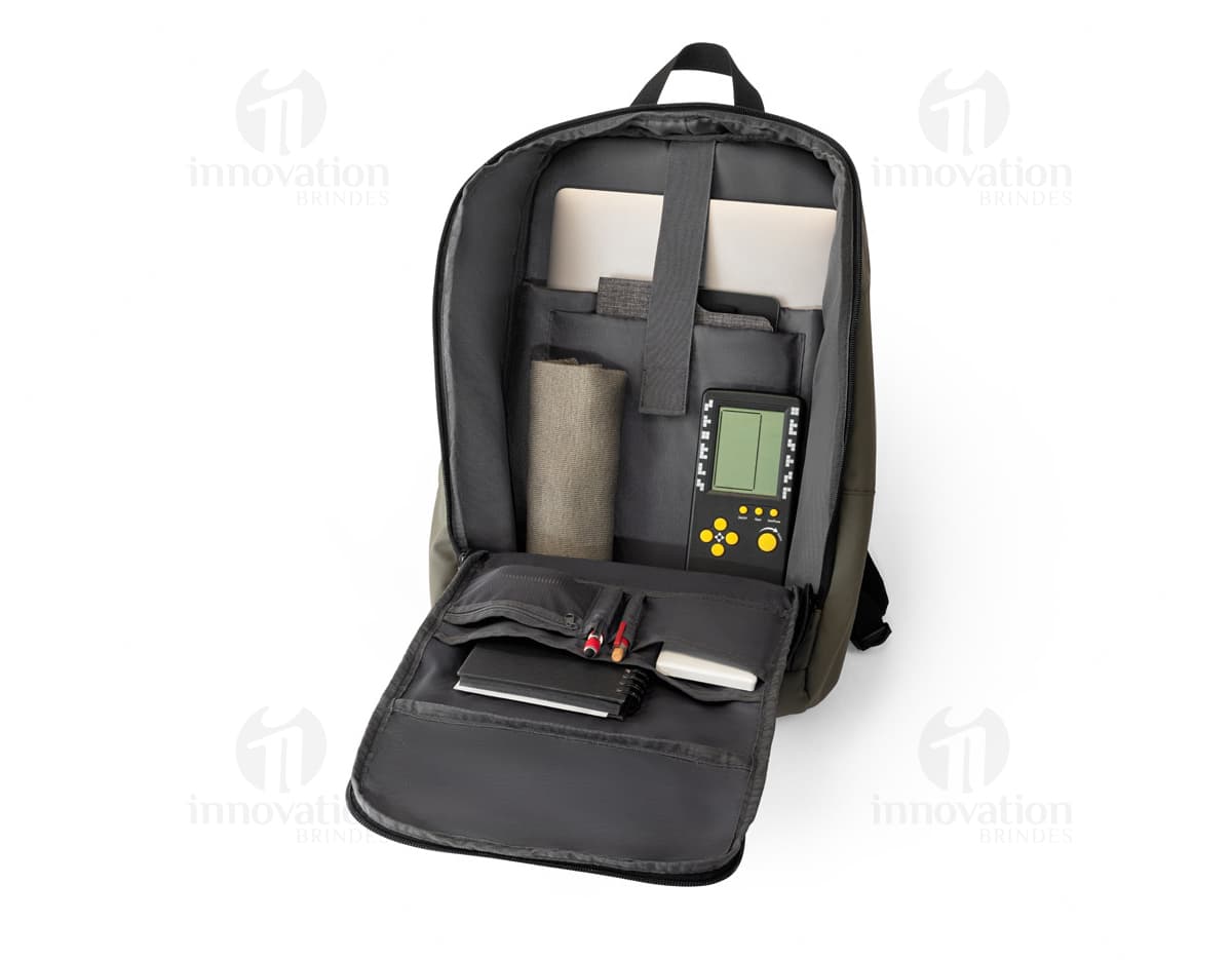 Mochila para notebook em tecido 600D preto, com alças ajustáveis, compartimento acolchoado para notebook e bolsos frontais.