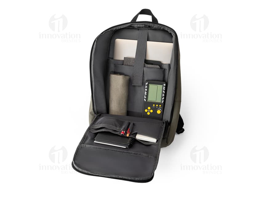 Mochila para notebook em tecido 600D preto, com alças ajustáveis, compartimento acolchoado para notebook e bolsos frontais.