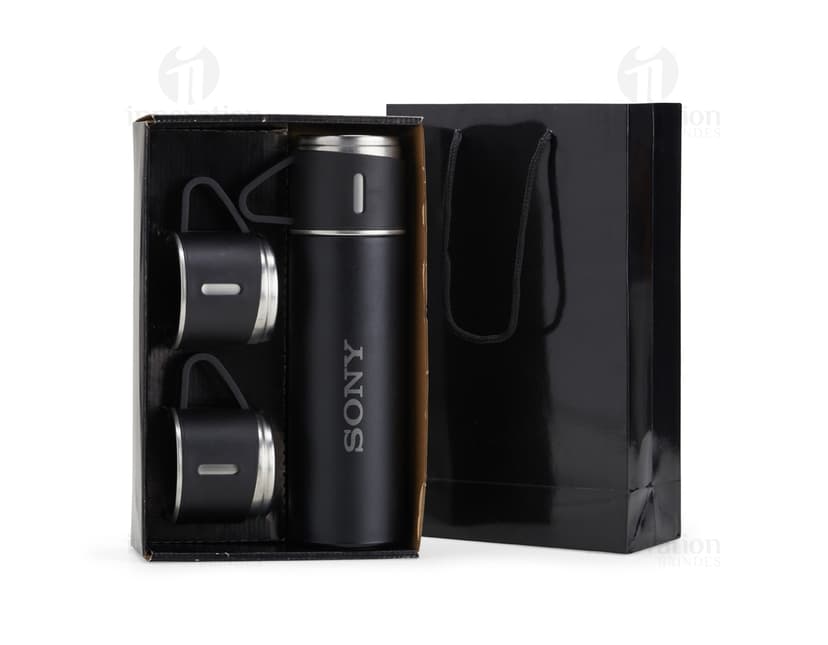 Kit garrafa térmica 450ml c/ sacola em formato 3D, moderno e prático. Garrafa térmica em metal prateado com design elegante, acompanhada de uma sacola preta para transporte. Ideal para manter a temperatura de bebidas por mais tempo, seja no escritório, em viagens ou no dia a dia.