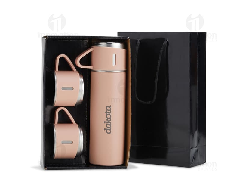 Kit garrafa térmica 450ml c/ sacola em formato 3D, moderno e prático. Garrafa térmica em metal prateado com design elegante, acompanhada de uma sacola preta para transporte. Ideal para manter a temperatura de bebidas por mais tempo, seja no escritório, em viagens ou no dia a dia.