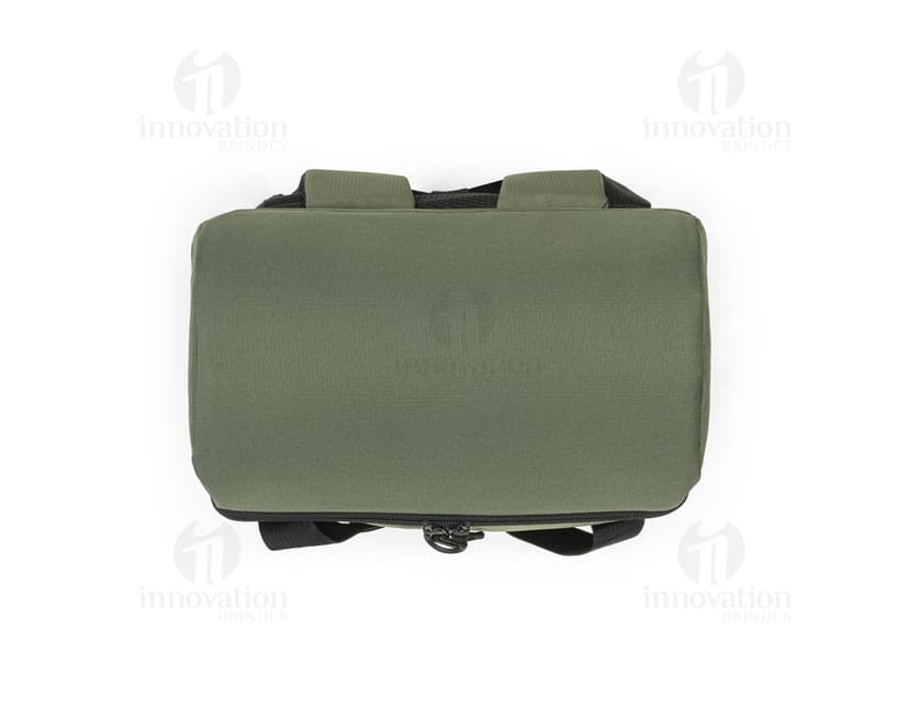 Mochila térmica almofadada em couro preto 3D, moderna, com suporte para dispositivo e equipamentos de negócios. Ideal para armazenamento de objetos, como vestimenta à prova de balas, em ambiente de escritório. Estilo vintage e elegante, confortável e prática para viagens ou uso diário.