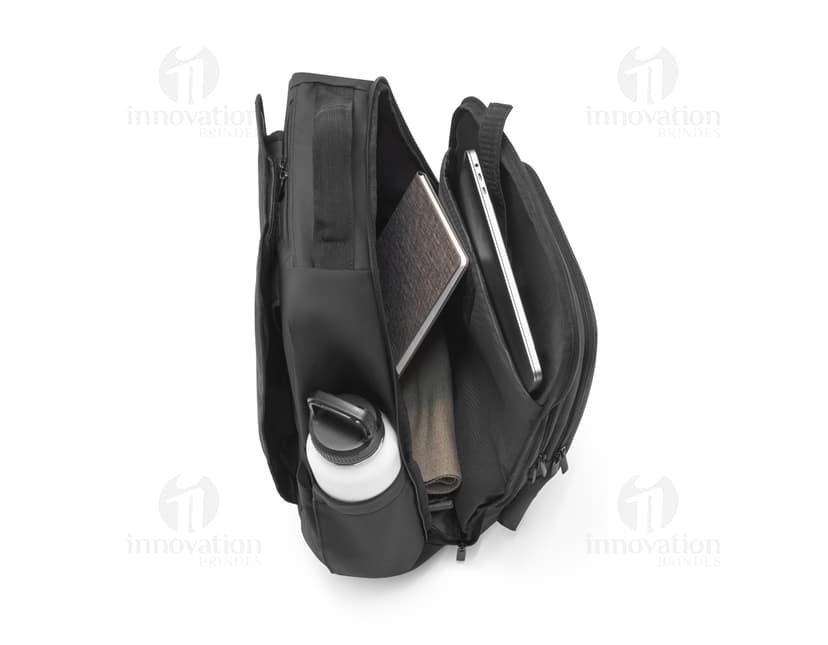 Mochila trolley de couro preto com alça de metal e zíper. Ideal para viagens de negócios e armazenamento de equipamentos tecnológicos e dinheiro. Estilo moderno e elegante.