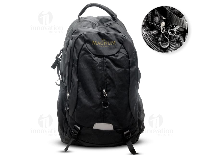 Homem usando mochila de nylon 43 litros em um estúdio. Ele está sorrindo e parece confiante, vestindo um terno preto e uma jaqueta de couro.