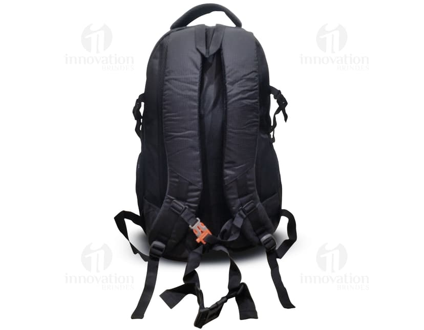 Homem usando mochila de nylon 43 litros em um estúdio. Ele está sorrindo e parece confiante, vestindo um terno preto e uma jaqueta de couro.
