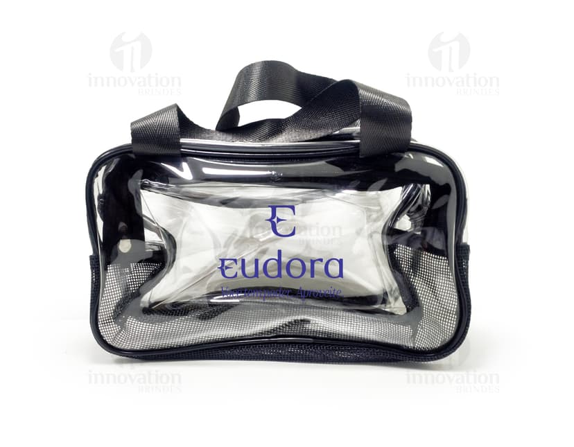 Nécessaire PVC preto, moderno e elegante, ideal para guardar acessórios e equipamentos de viagem, como itens de saúde e dinheiro. Possui alça ajustável e fecho em zíper, sendo um item prático e funcional para o dia a dia.