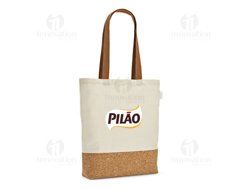 Sacola de compras feita de 70% algodão reciclado, com textura marrom de juta, vazia e sem ninguém perto. Na sacola há pão, embalado em papel, com uma etiqueta em branco presa ao cabo. A sacola está em uma loja de alimentos, decorada com uma fita amarela e um cartão de presente.