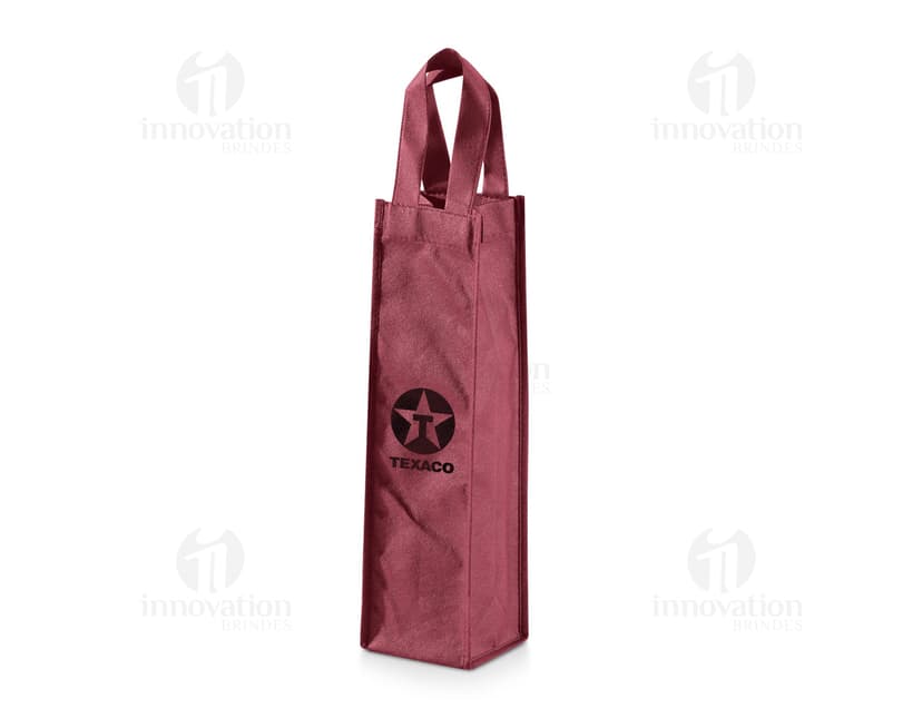 Sacola para 1 garrafa em non-woven - Perfeita para presentes e brindes! Com design moderno e elegante, esta sacola é ideal para transportar e presentear uma garrafa com estilo. Feita em material resistente e durável, é a opção ideal para embalagens de brindes corporativos ou lembranças especiais. Adquira já a sua e surpreenda com essa embalagem única e prática.