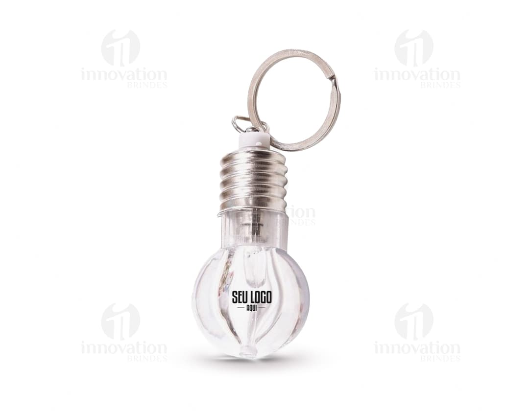 Chaveiro lampada transparente com formato de lâmpada, metal prateado e detalhes em amarelo.