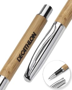 Caneta feita de bambu com detalhes metálicos.