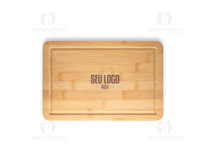 Tábua de corte em bambu com textura vintage, feita de material isolante. A superfície é de coloração amarelada e apresenta um aspecto envelhecido e áspero. Pode ser usada como decoração ou para cortar alimentos.