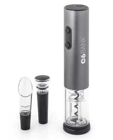 Conjunto de saca-rolhas elétrico em metal prateado, contendo também um perfume preto, uma garrafa de bebida, um frasco de esmalte rosa e um pincel de cosméticos, em um fundo brilhante.