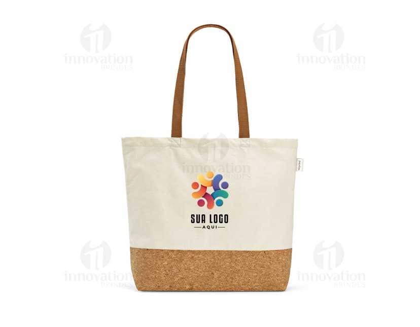 Sacola de compras em rattan e burlap marrom, com alça de couro, vazia e aberta. O design inclui um fecho de zíper, etiqueta de preço, e uma pequena etiqueta amarela de presente. Imagem representando luxo e elegância para o mercado de moda e acessórios.