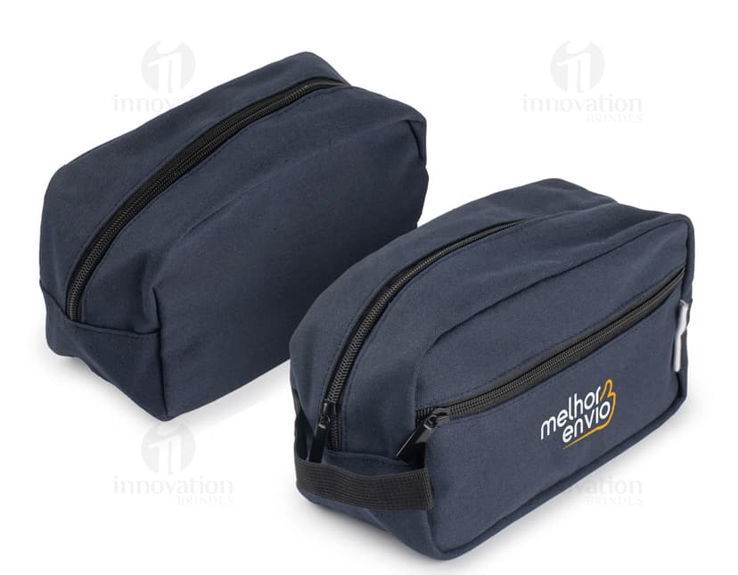 Necessaire de couro preto para guardar acessórios pessoais, dinheiro e cartões. Ideal para viagens ou uso diário. Elegante e prático, perfeito para complementar o estilo casual ou formal de um homem de negócios.