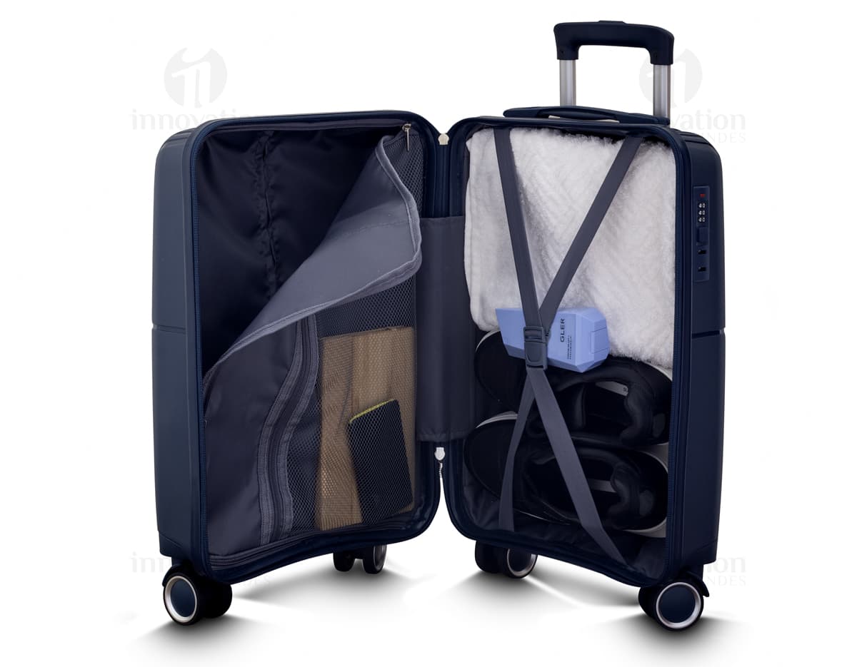 Mala de bordo preta de couro com alça de metal, possui compartimento para laptop e diversos objetos. Ideal para viagens de negócios ou lazer.