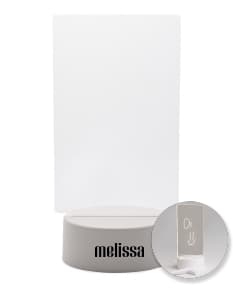 Videodisco vazio de tecnologia 3D em forma de caixa de plástico transparente, com botões de design, símbolos e ícones. O dispositivo moderno e digital possui espaço para armazenamento de dados, reflexo prateado e teclado brilhante.