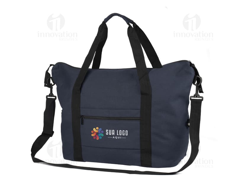 Mala esportiva em couro preto com alça de mão e alça de ombro, possui zíper, fivela e bolso externo. Elegante e moderna, ideal para viagens e atividades esportivas.