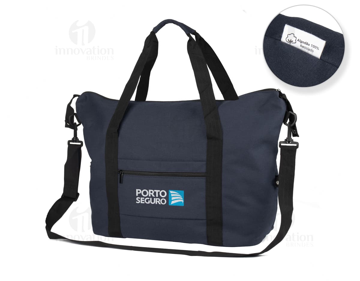 Mala esportiva preta de couro com alça, zipper e bolsos. Elegante e moderna, ideal para viagens e atividades esportivas.