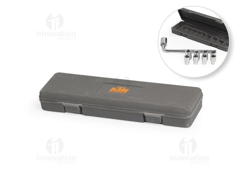 Kit de ferramentas com 10 peças em metal prateado. Ideal para conexões, armazenamento e transferência de dados. O kit inclui diversos acessórios eletrônicos como cabos, adaptadores, dongles e discos de memória. Perfeito para uso em casa, no escritório ou em ambientes móveis.