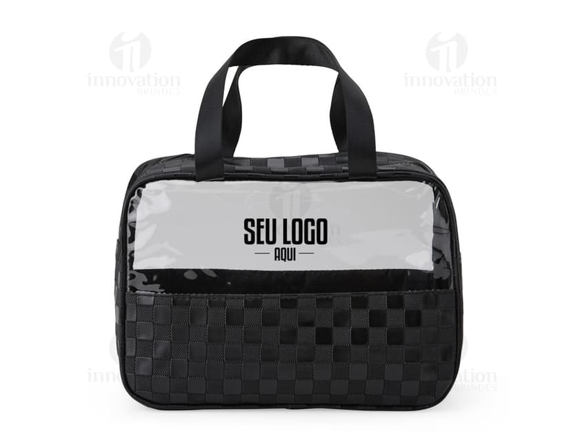 Necessaire PVC Impermeável, feita de plástico resistente e com fecho de zíper para proteger seus pertences de forma segura. Ideal para armazenar maquiagens, acessórios e itens pessoais durante viagens ou no dia a dia. Cor transparente, com alça para facilitar o transporte. Altamente funcional e prática.