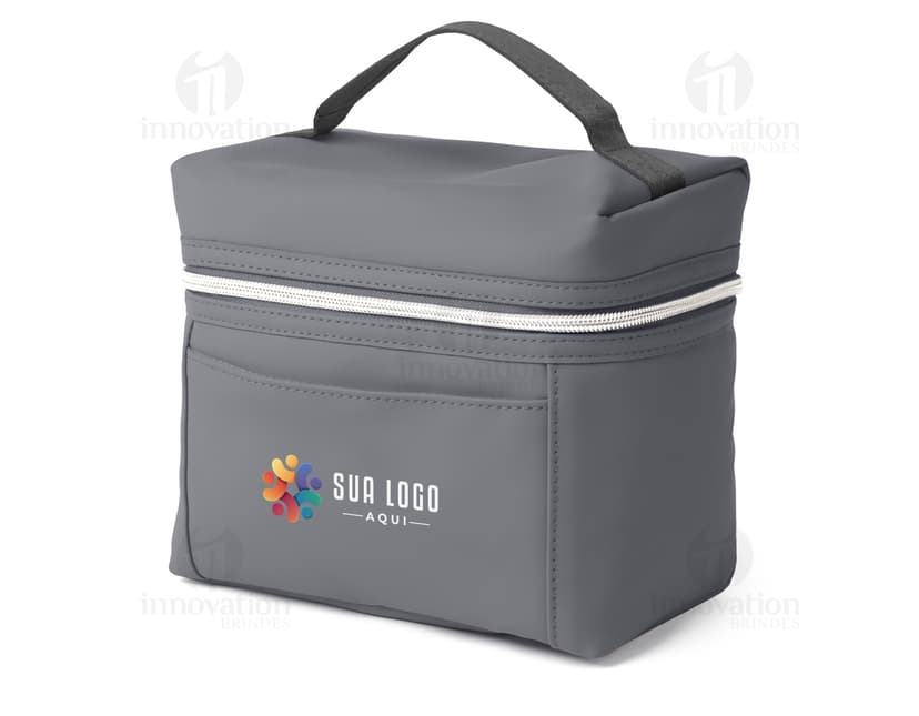 Bolsa térmica marrom de couro com alça de metal e zíper, ideal para transportar alimentos mantendo-os frescos durante viagens ou passeios.