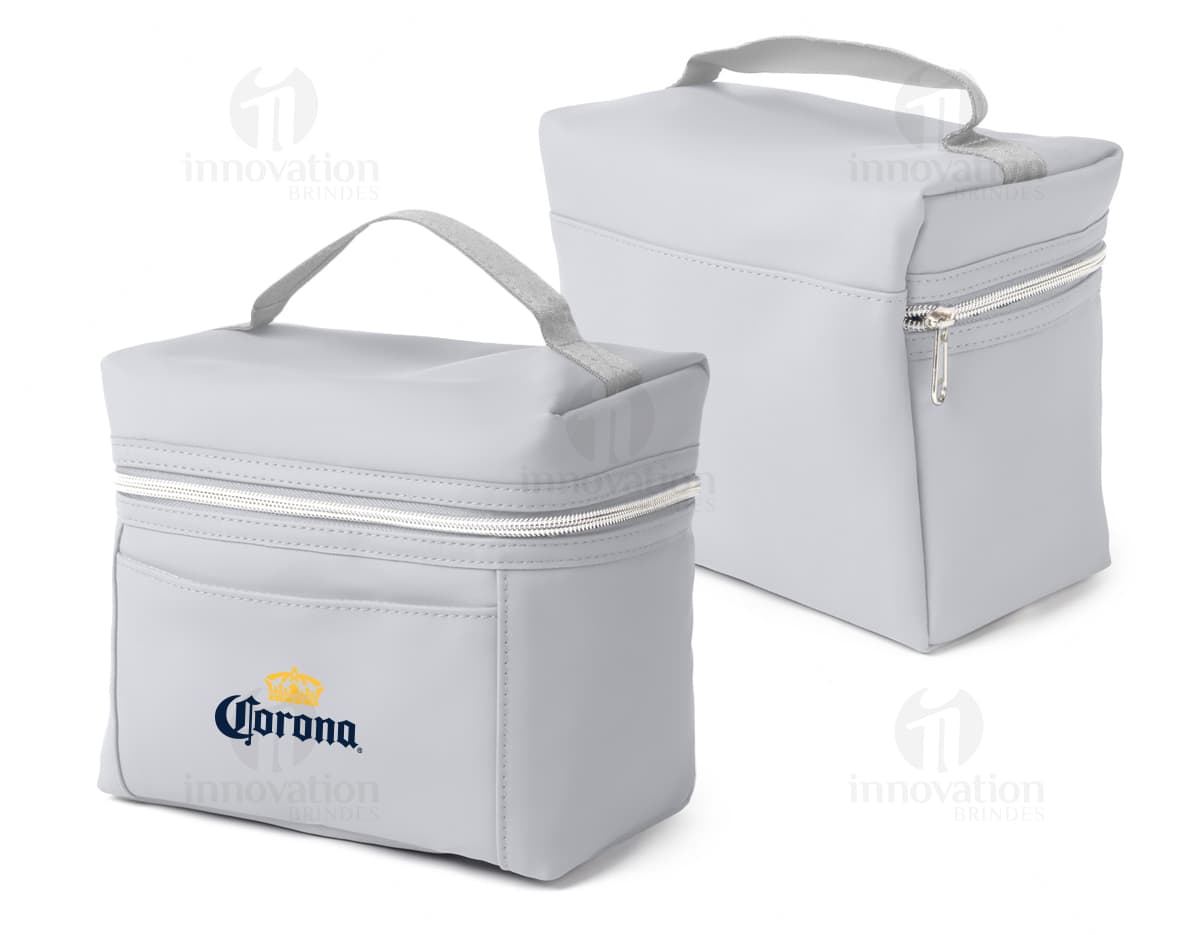 Bolsa térmica feita de plástico com design vazado, ideal para armazenar e transportar alimentos e bebidas de forma segura. A bolsa possui alça resistente e fecho com zíper, sendo perfeita para manter a temperatura dos itens por mais tempo. Perfeita para uso no escritório, em viagens ou durante passeios ao ar livre.