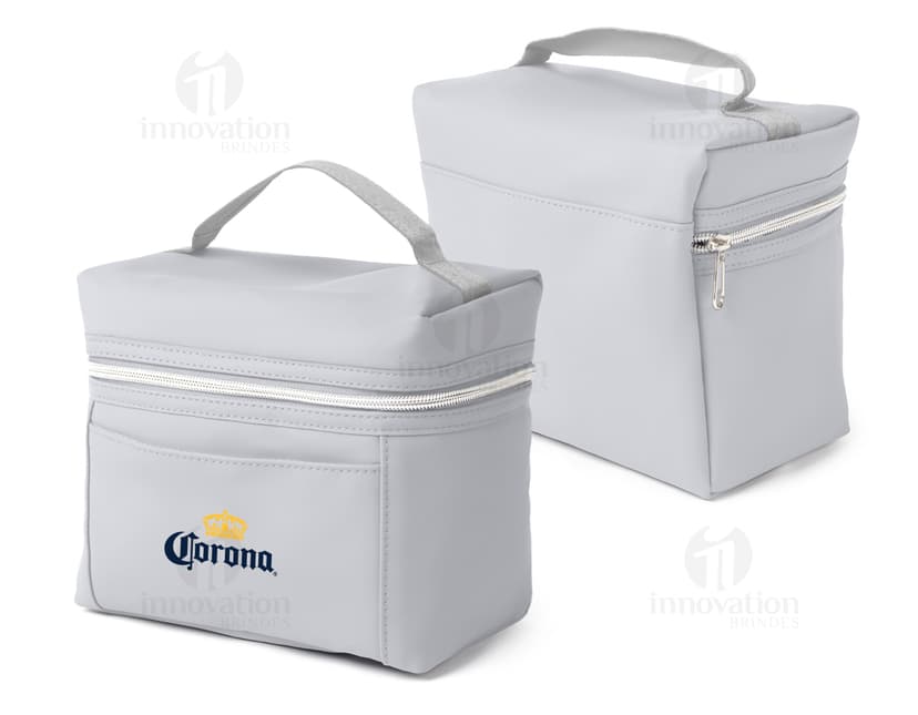 Bolsa térmica feita de plástico com design vazado, ideal para armazenar e transportar alimentos e bebidas de forma segura. A bolsa possui alça resistente e fecho com zíper, sendo perfeita para manter a temperatura dos itens por mais tempo. Perfeita para uso no escritório, em viagens ou durante passeios ao ar livre.