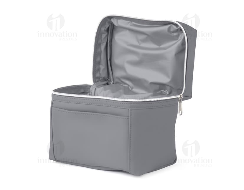 Bolsa térmica preta de couro com alça e fecho de metal. Estilo moderno e elegante, ideal para viagens e armazenamento de alimentos.