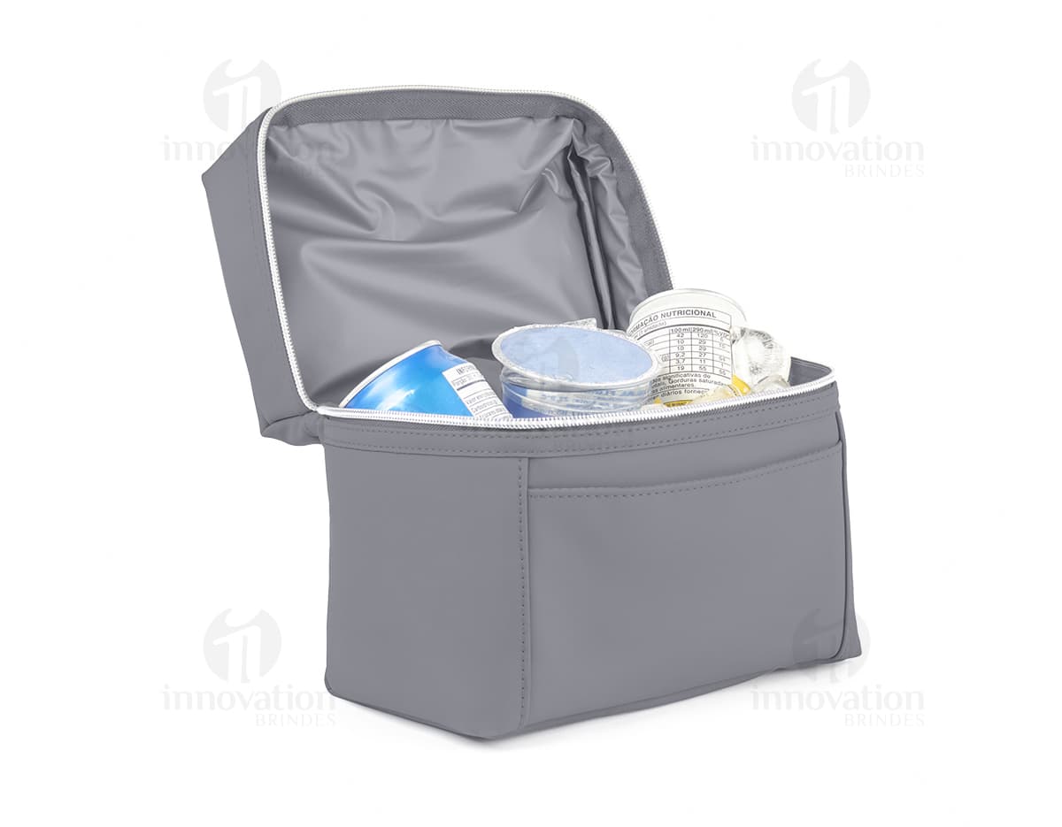 Bolsa térmica preta de couro com alça única, design elegante e moderno. Possui fecho de metal e é ideal para armazenar alimentos e bebidas.