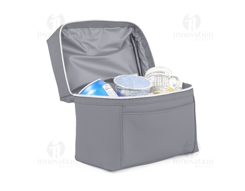 Bolsa térmica preta de couro com alça única, design elegante e moderno. Possui fecho de metal e é ideal para armazenar alimentos e bebidas.