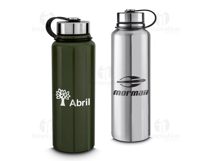 Garrafa térmica de 1L em metal prateado, com tampa e alça. O objeto é vazio e transparente, ideal para manter líquidos quentes ou frios por mais tempo.