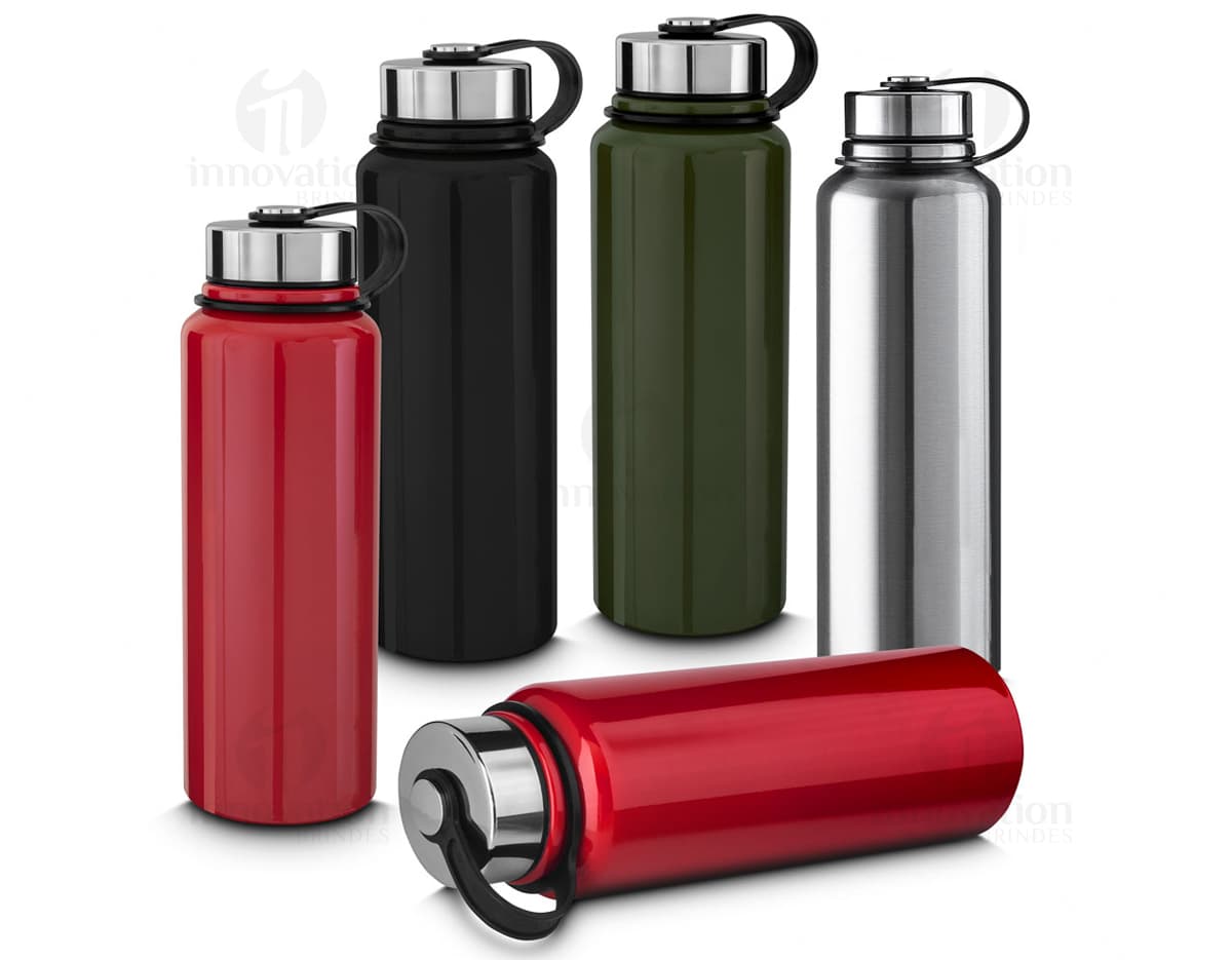 Garrafa térmica de 1L, feita de metal prateado e plástico, com design elegante e tampa em metal cromado. A garrafa é vazia e possui rótulo em branco, refletindo o ambiente ao redor. É um objeto único, utilizado para manter líquidos quentes ou frios por um longo período de tempo. Ideal para uso em viagens, trabalho ou atividades ao ar livre.