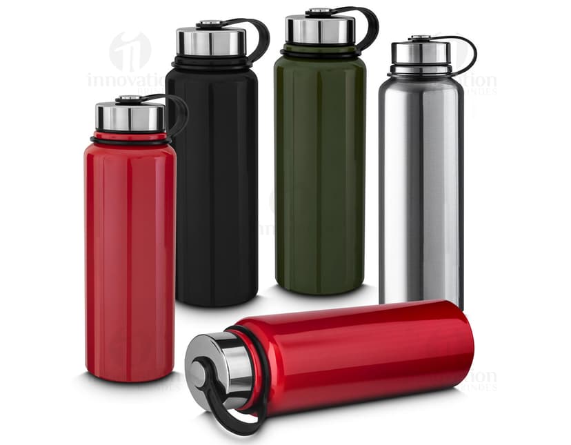 Garrafa térmica de 1L, feita de metal prateado e plástico, com design elegante e tampa em metal cromado. A garrafa é vazia e possui rótulo em branco, refletindo o ambiente ao redor. É um objeto único, utilizado para manter líquidos quentes ou frios por um longo período de tempo. Ideal para uso em viagens, trabalho ou atividades ao ar livre.