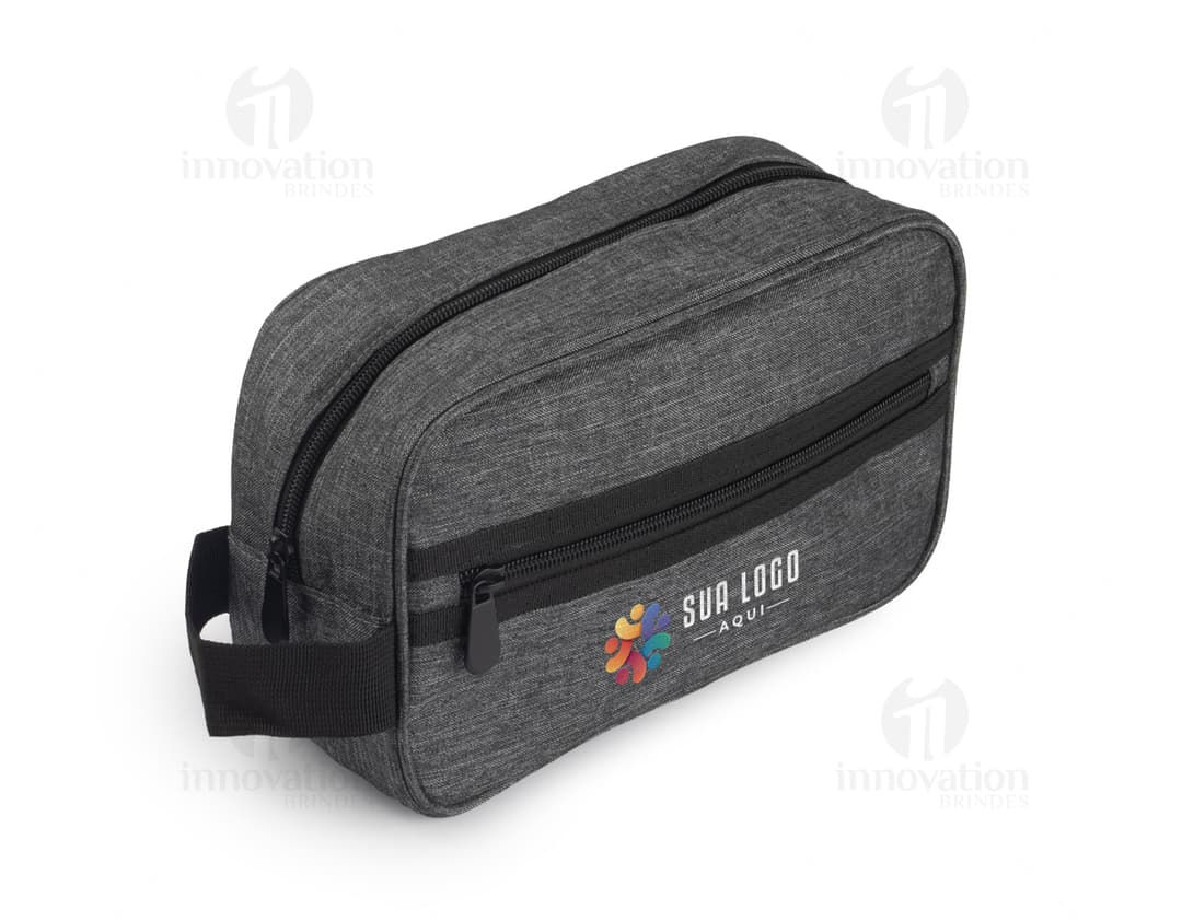 Necessaire de couro preta, estilo corporativo e profissional, ideal para viagens a trabalho. Compartimento espaçoso com suporte para objetos, alça para transporte e fecho em zíper. Perfeito para armazenar documentos, laptop, dinheiro e outros itens pessoais.