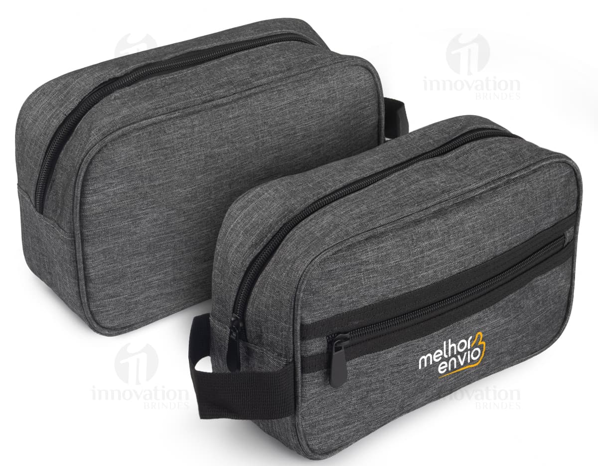Necessaire preta de couro, elegante e moderna, utilizada para armazenar itens pessoais e dinheiro. Com alça e fecho, ideal para viagens ou para uso diário.
