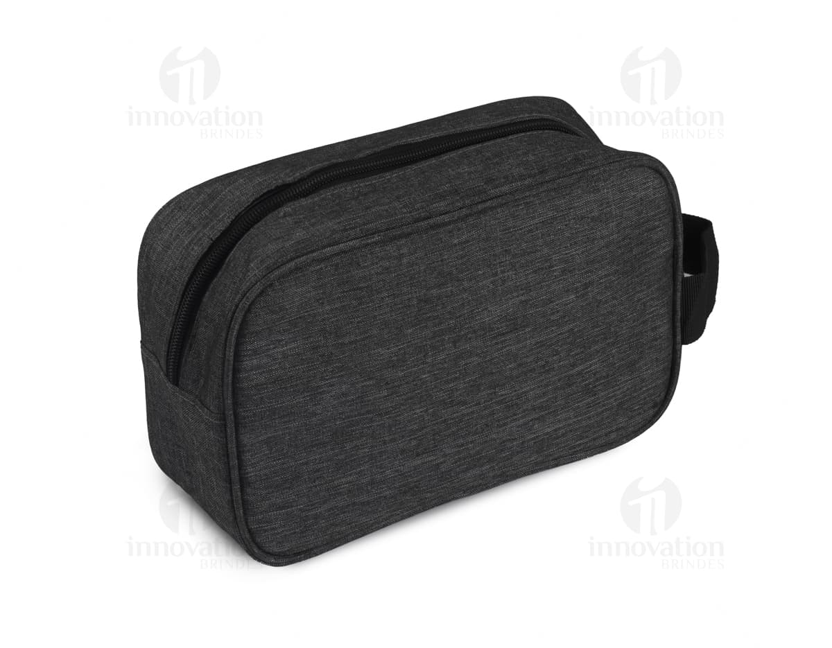 Necessaire de couro preto com fecho de metal, alça de mão e design elegante. Ideal para guardar acessórios pessoais, dinheiro e itens de viagem.