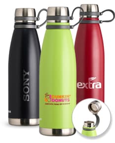 Garrafa térmica de 1,1 litros na cor marrom claro com tampa dourada. A garrafa é transparente e possui líquido dentro, remetendo a uma bebida alcoólica. A imagem mostra a garrafa em um ambiente limpo e claro, com reflexos na superfície. A garrafa está em destaque, com foco nos detalhes do objeto.