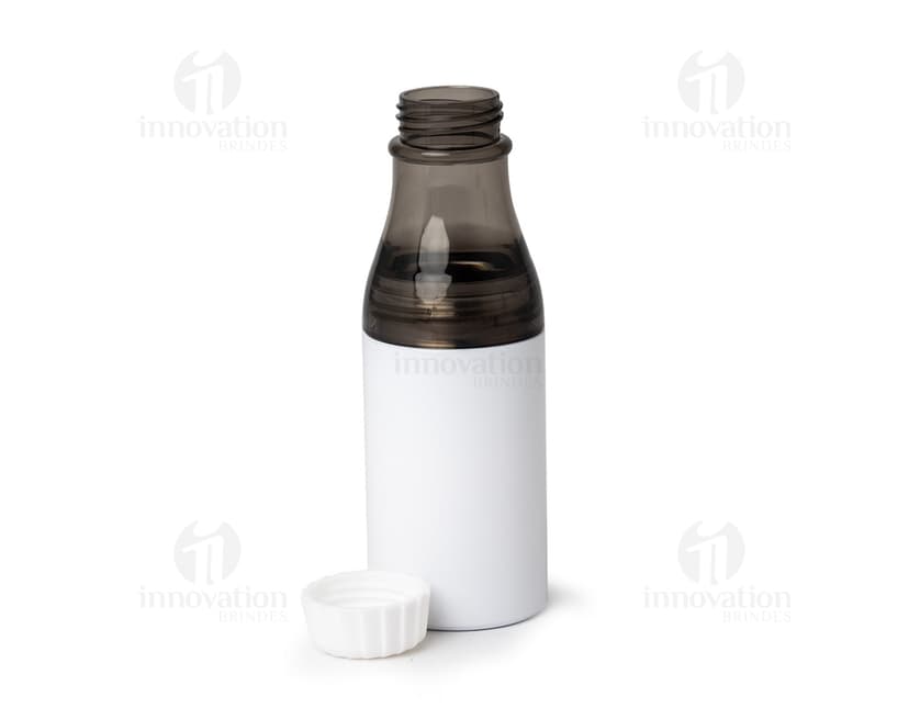 Garrafa plástica transparente de 600ml contendo água. A etiqueta do recipiente é limpa e o recipiente está vazio, com tampa. A garrafa é saudável, fresca e refrescante, podendo ser utilizada para armazenar líquidos como água, sucos, leite ou qualquer outra bebida. Ideal para manter-se hidratado durante atividades esportivas, passeios ao ar livre ou no dia a dia.