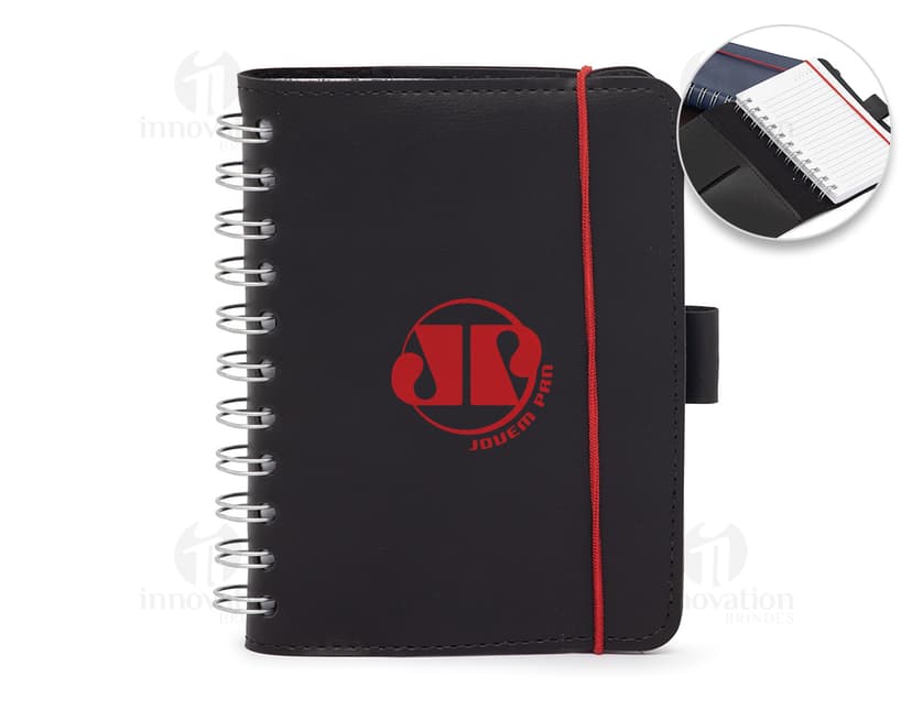 Caderneta de couro sintético preta, com design moderno e elegante. Na imagem, a caderneta está aberta, exibindo páginas em branco, perfeita para anotações e organização. O objeto é ideal para uso em escritório, estudo ou negócios, oferecendo praticidade e estilo.