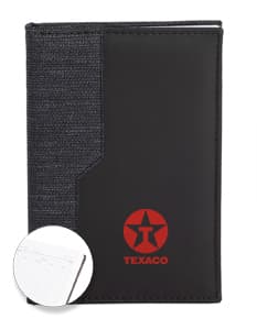 Agenda diária 2025 em formato de notebook preto vazio, com papel em branco, equipamento de tecnologia com mensagem de lembrete de escritório. Objeto de negócios moderno para armazenar informações e listas, com espaço para escrever e educar. Estilo vintage e retro, com design digital e textura de madeira, ideal para organizar e manter registros pessoais.