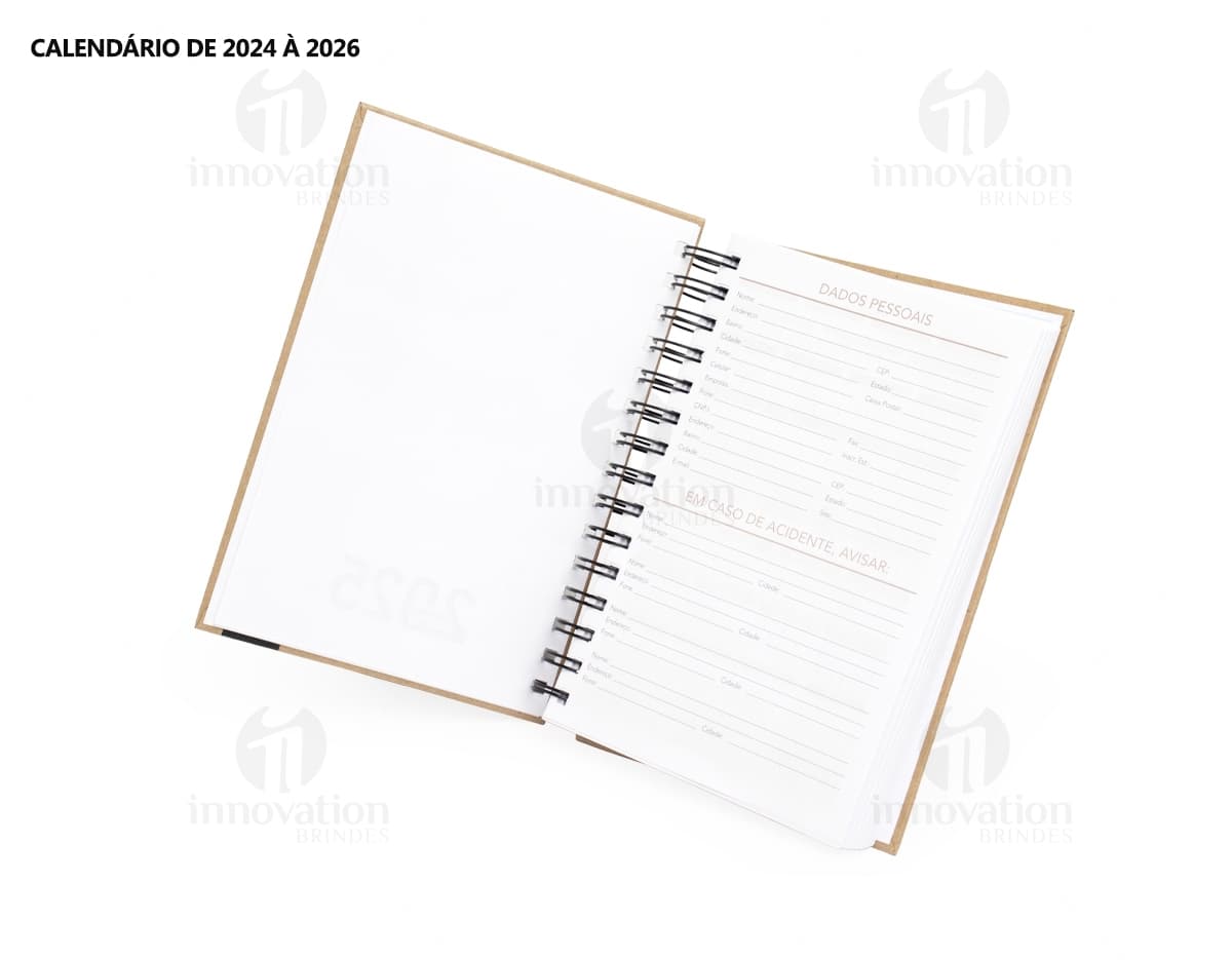 Foto de uma agenda diária para o ano de 2025, com capa marrom e textura de papel antigo. A agenda possui espiral, páginas em branco, listras amarelas e detalhes vintage. No fundo, um quadro antigo e desgastado complementa a composição.