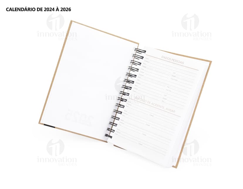 Foto de uma agenda diária para o ano de 2025, com capa marrom e textura de papel antigo. A agenda possui espiral, páginas em branco, listras amarelas e detalhes vintage. No fundo, um quadro antigo e desgastado complementa a composição.